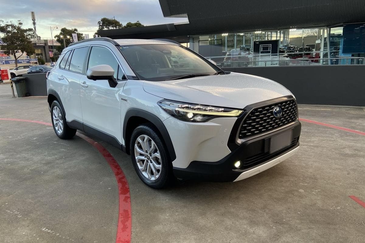 2023 Toyota Corolla Cross GXL in White
