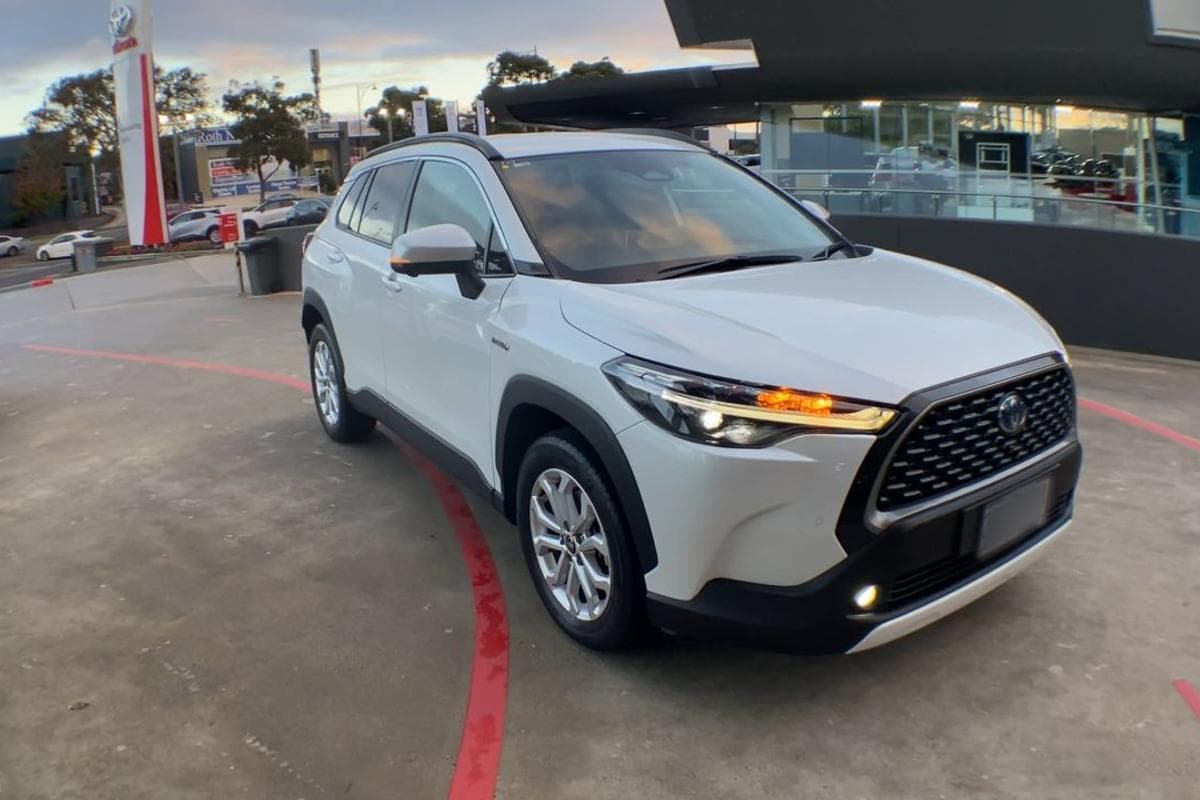 2023 Toyota Corolla Cross GXL in White