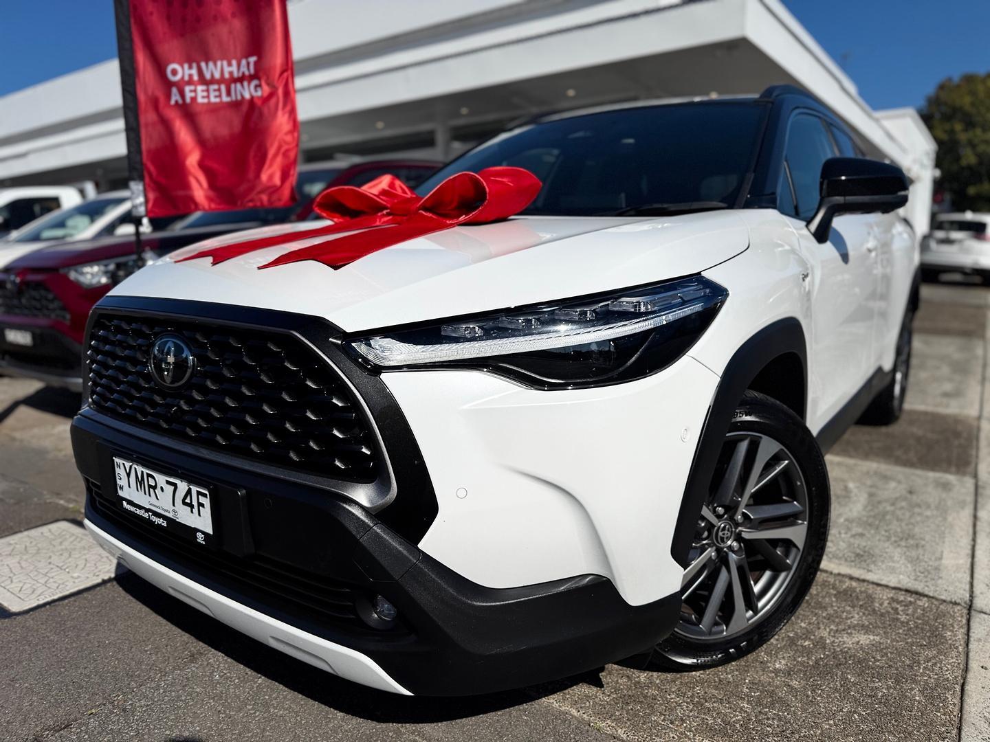2025 Toyota Corolla Cross Atmos 2WD in Two Tone White