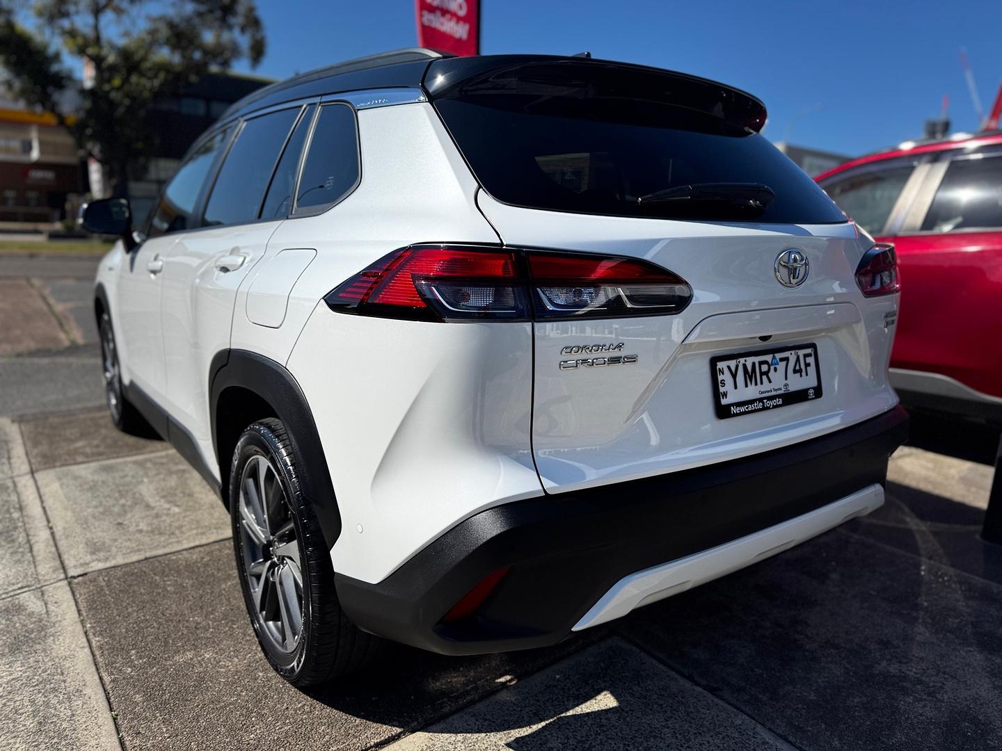 2025 Toyota Corolla Cross Atmos 2WD in Two Tone White