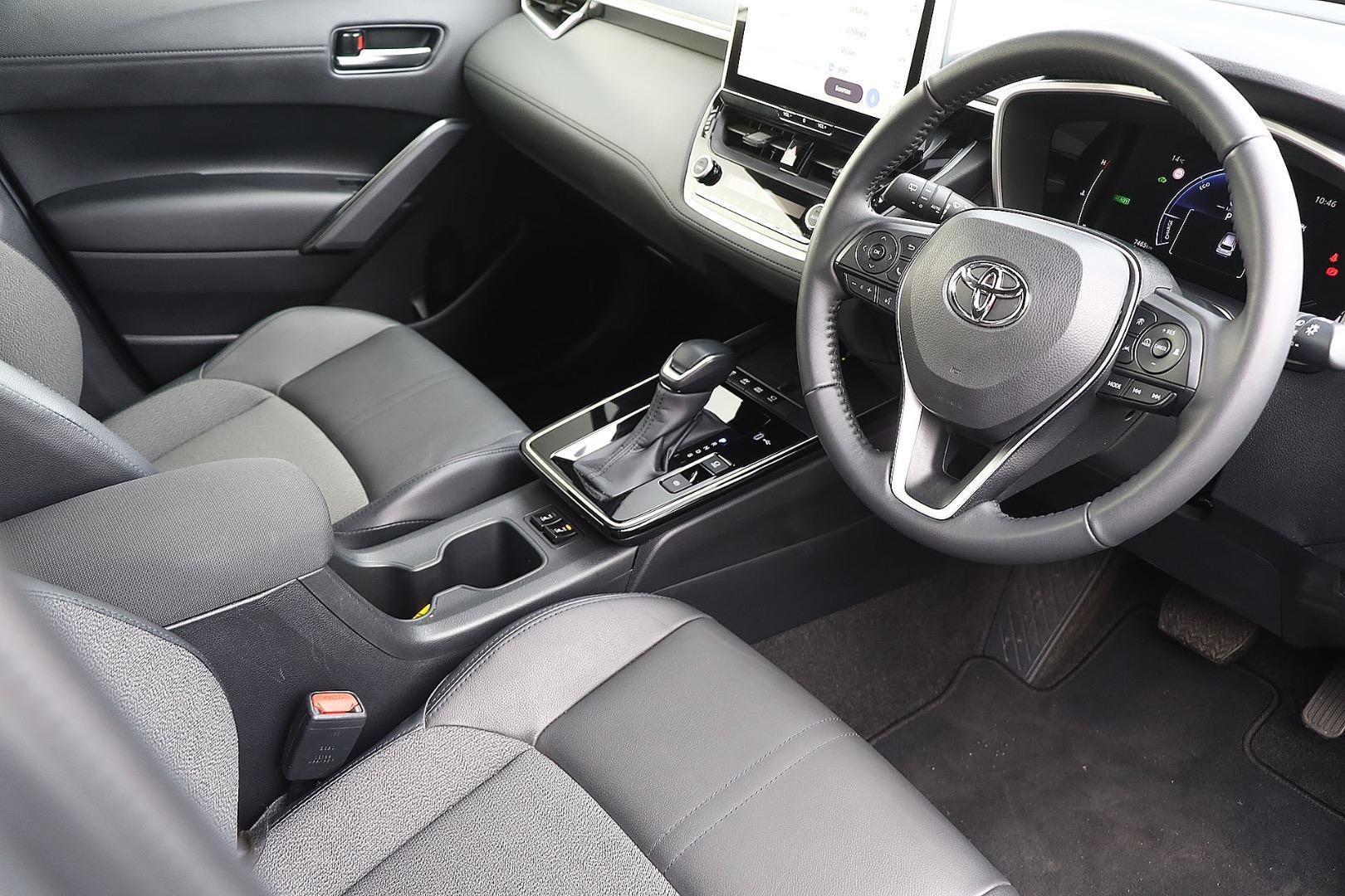 2025 Toyota Corolla Cross GXL in White