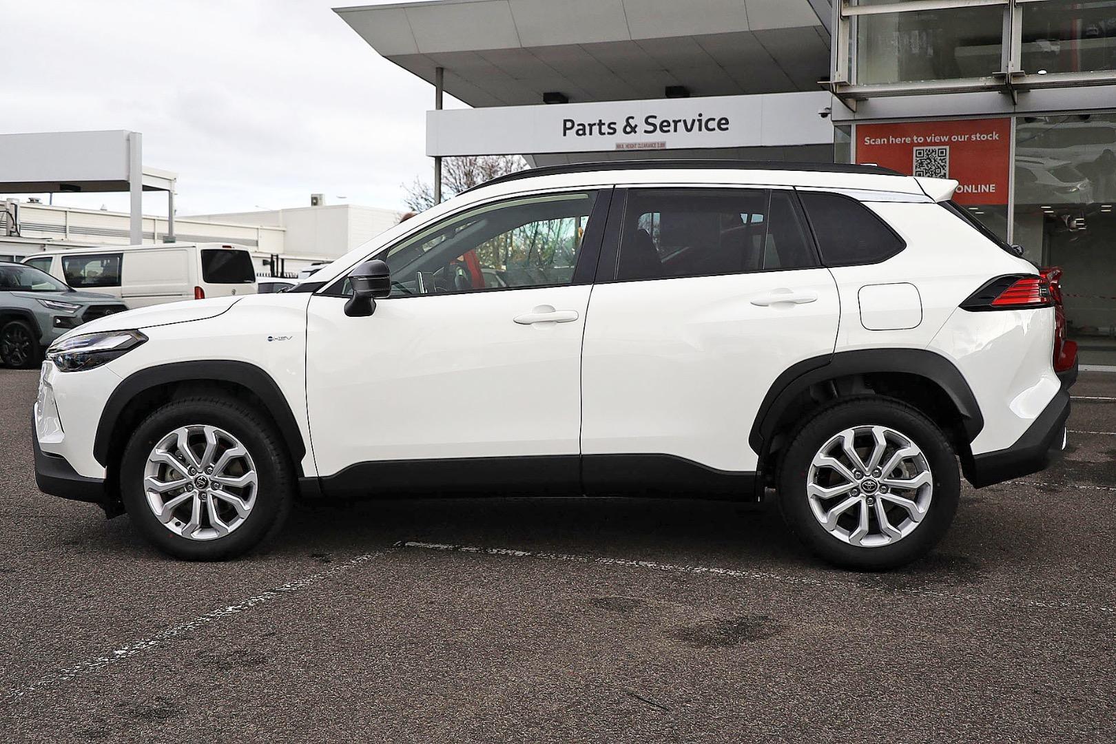 2025 Toyota Corolla Cross GXL in White