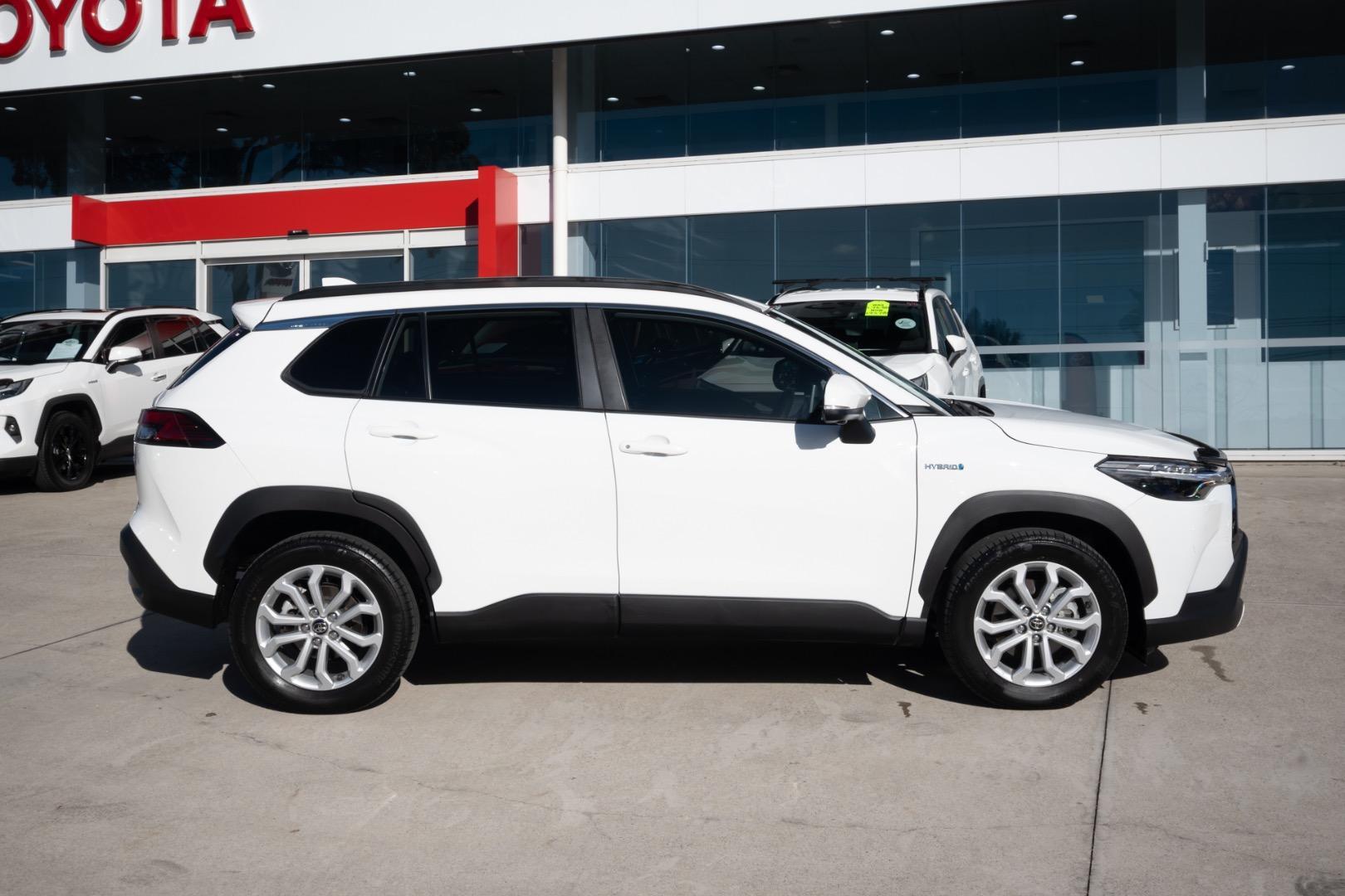2023 Toyota Corolla Cross GXL in White