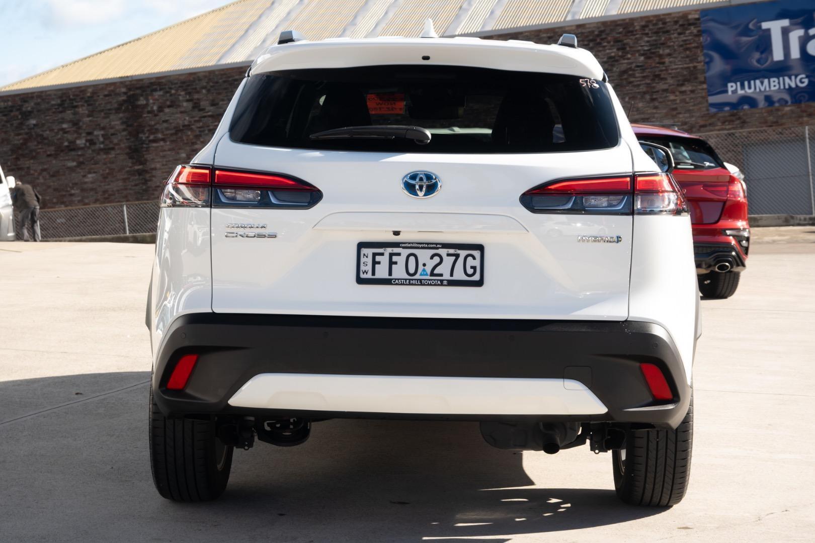 2023 Toyota Corolla Cross GXL in White