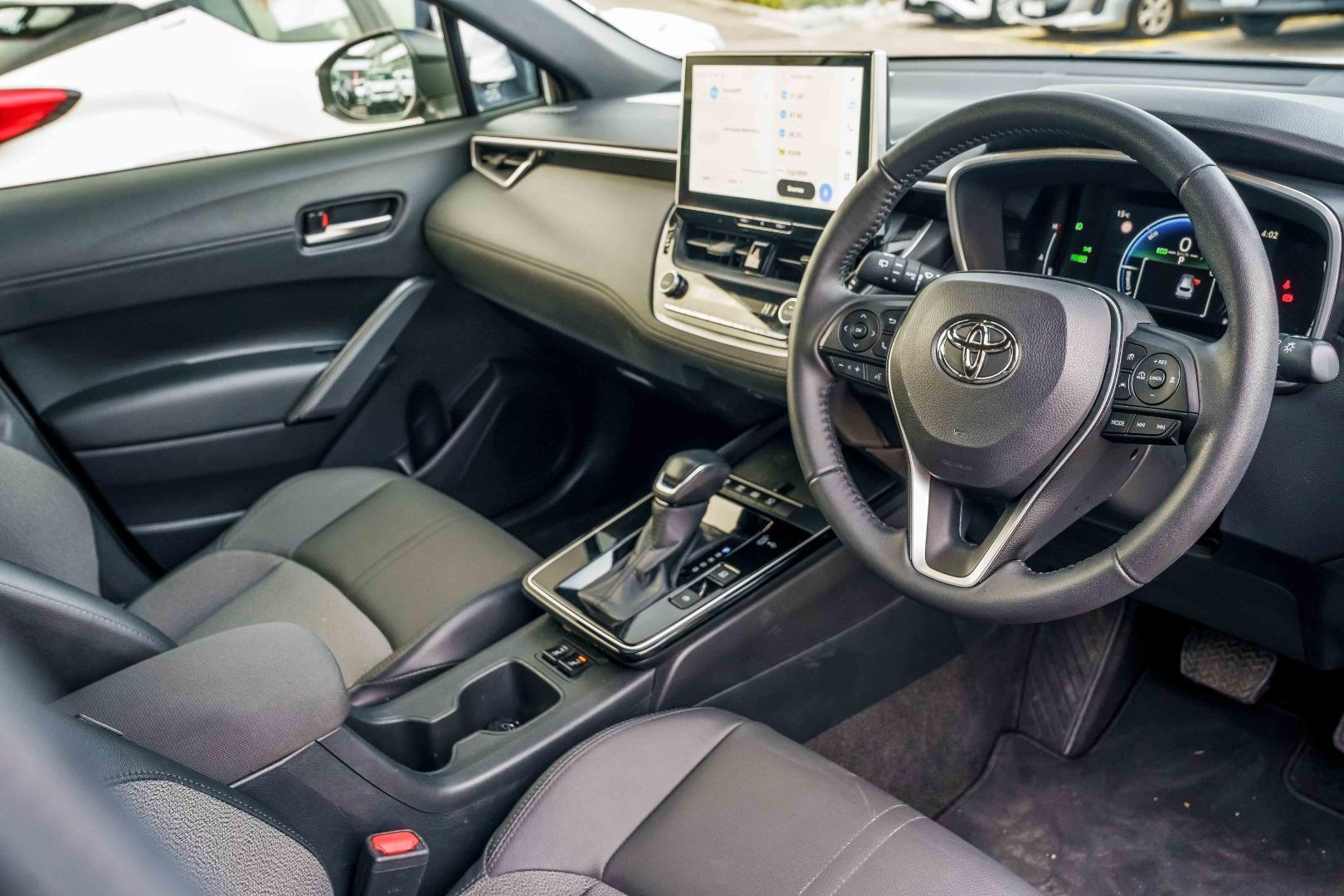 2025 Toyota Corolla Cross GXL in White