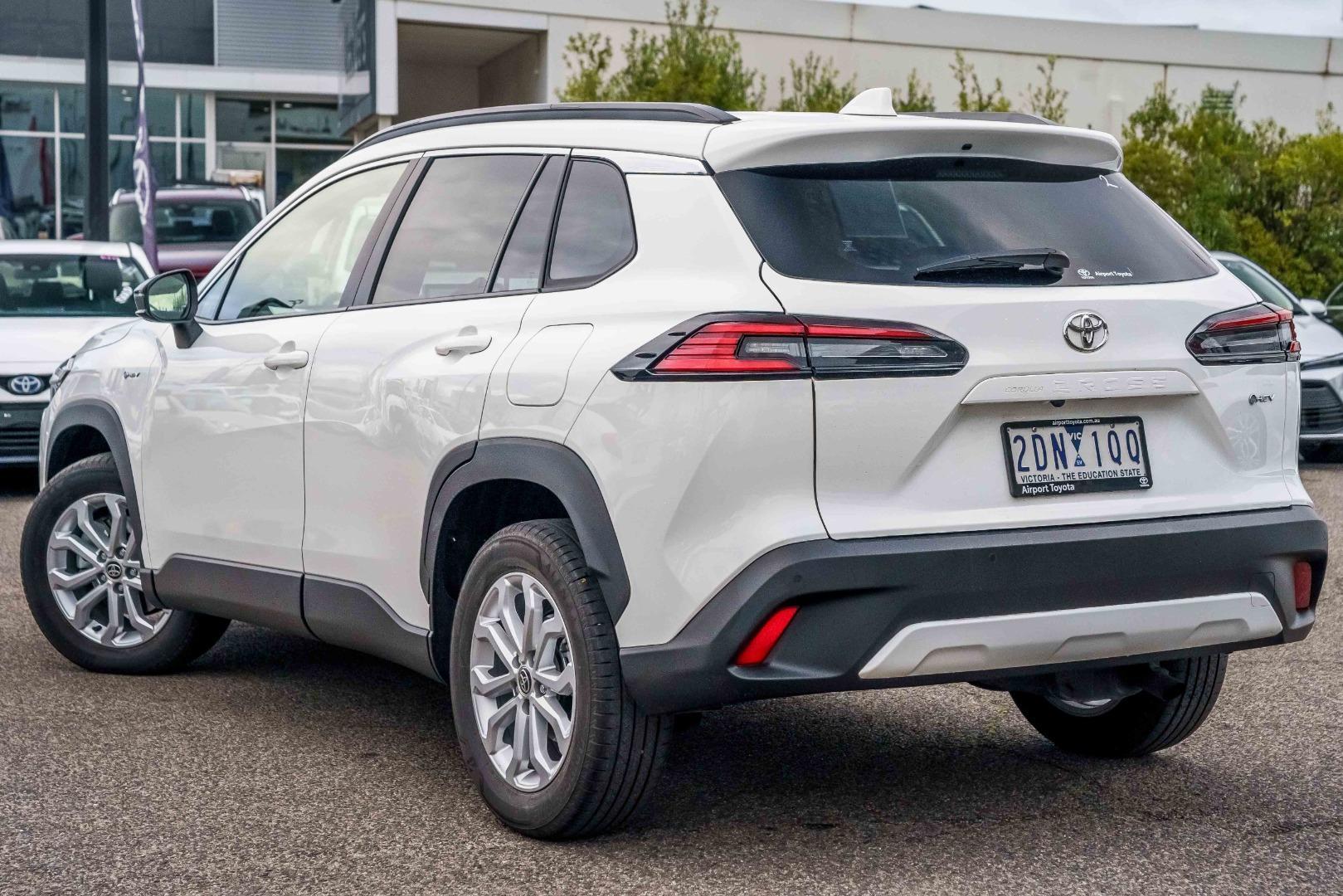 2025 Toyota Corolla Cross GXL in White