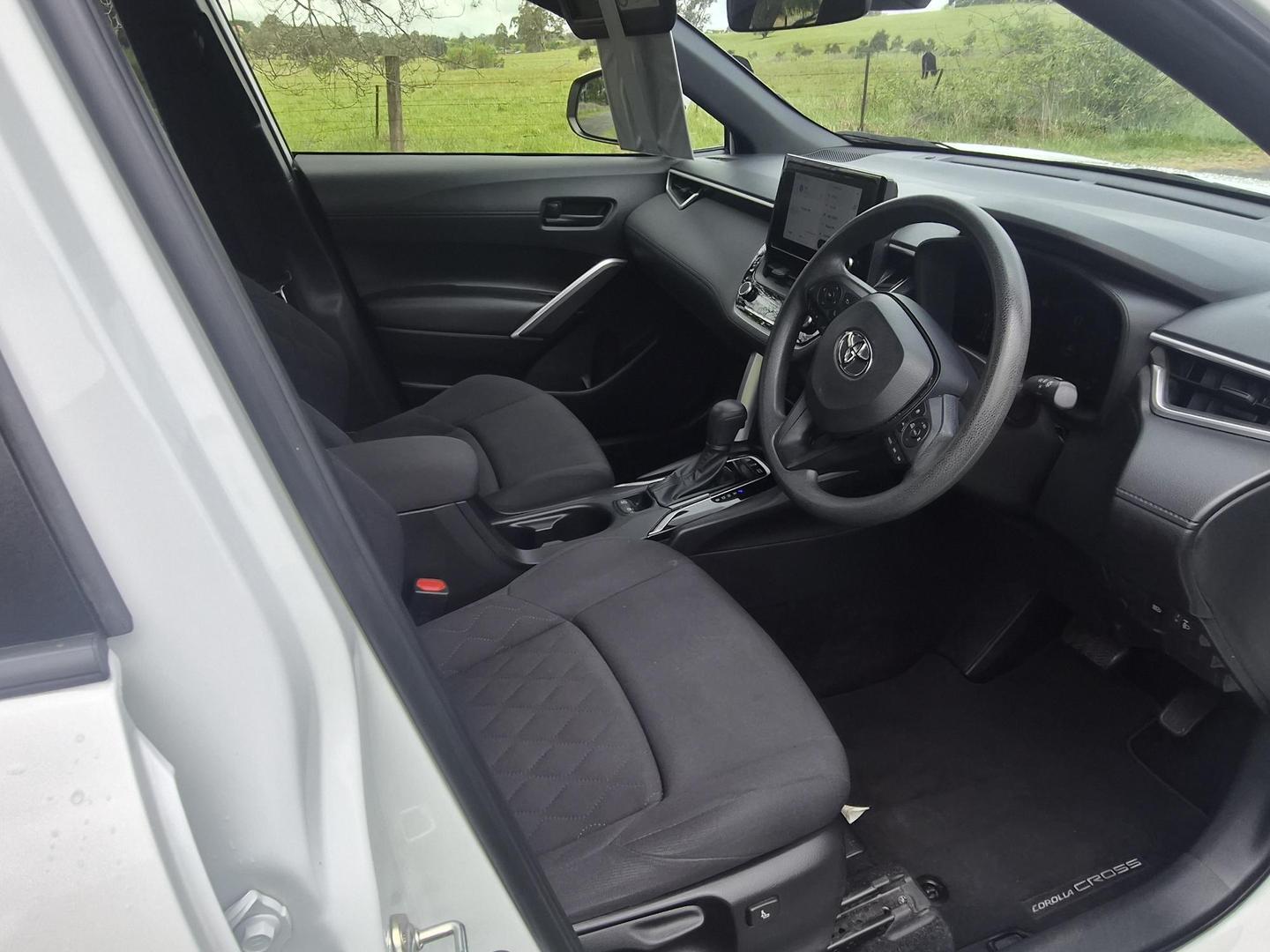2023 Toyota Corolla Cross GX in White