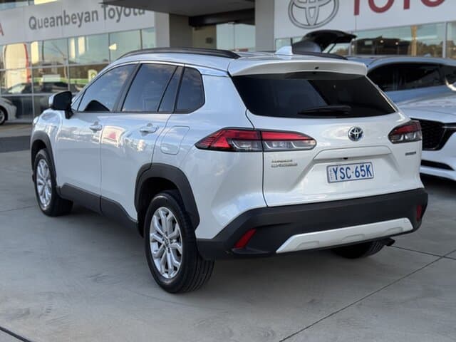 2023 Toyota Corolla Cross GXL in White