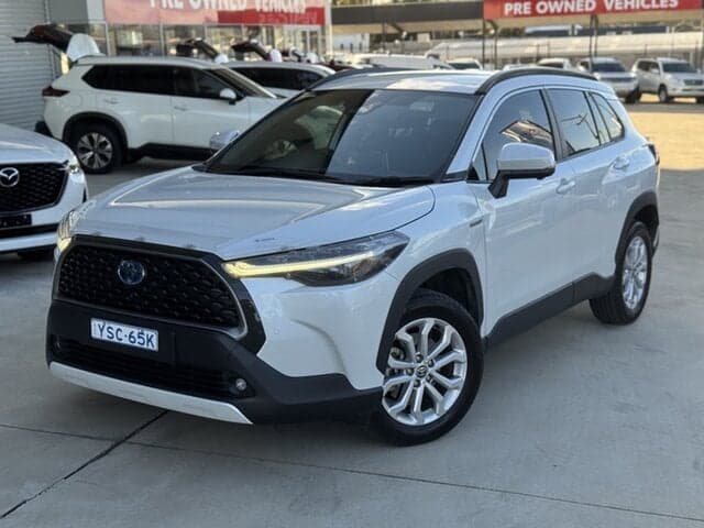 2023 Toyota Corolla Cross GXL in White