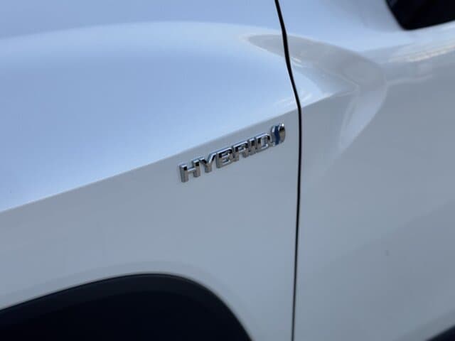 2023 Toyota Corolla Cross GXL in White