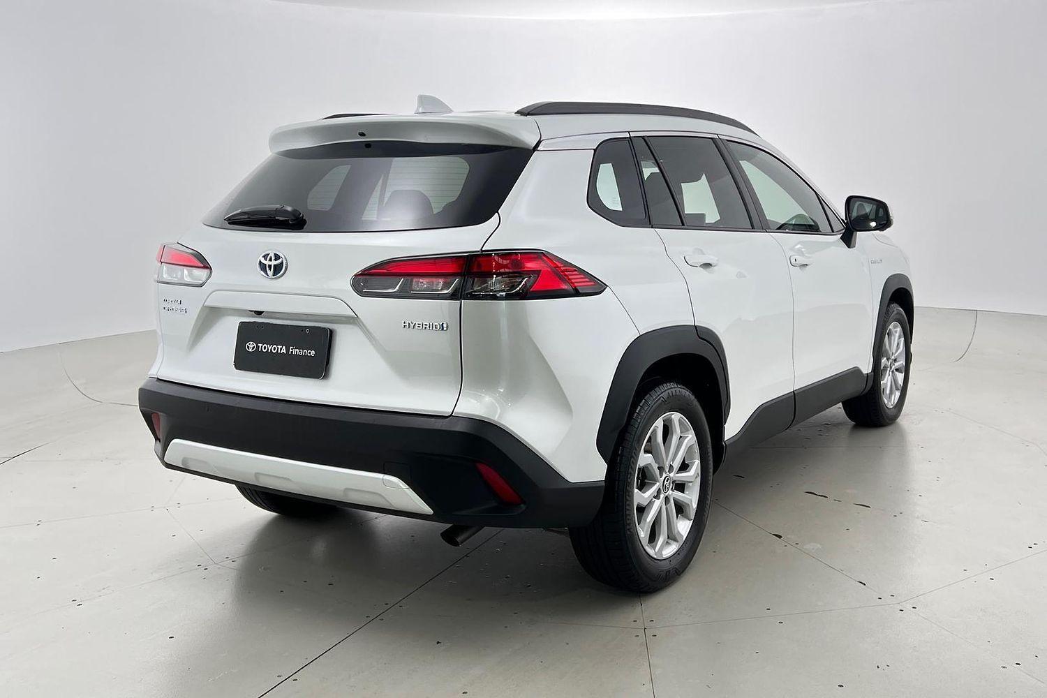 2022 Toyota Corolla Cross GXL in White