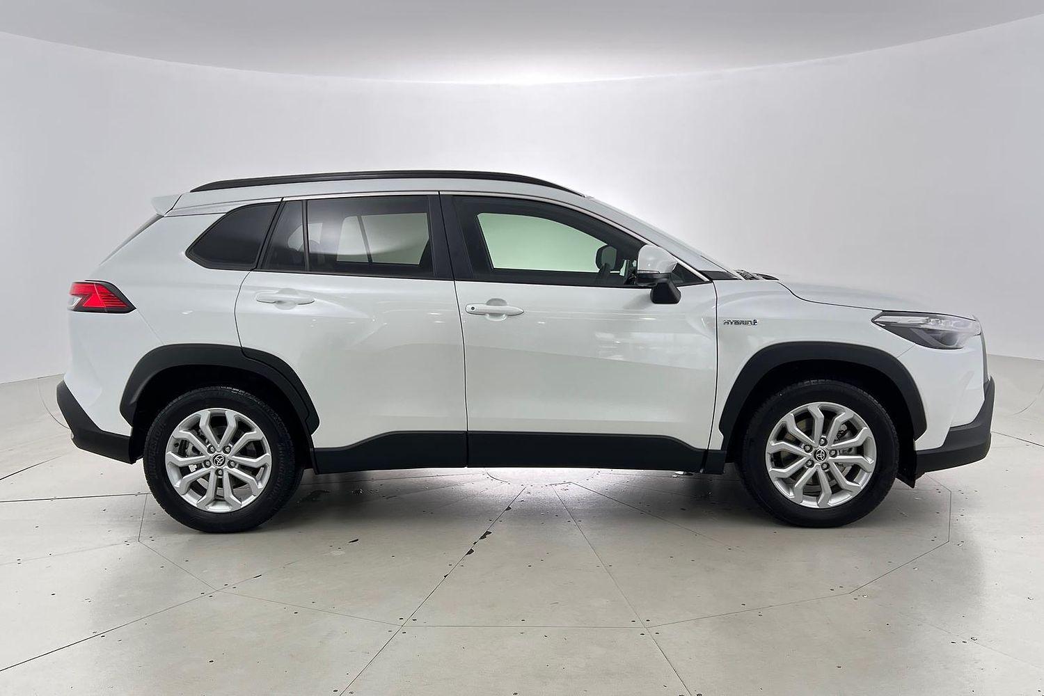 2022 Toyota Corolla Cross GXL in White