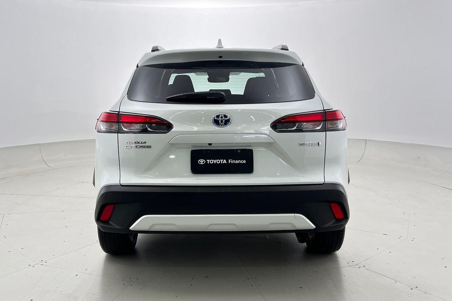 2022 Toyota Corolla Cross GXL in White