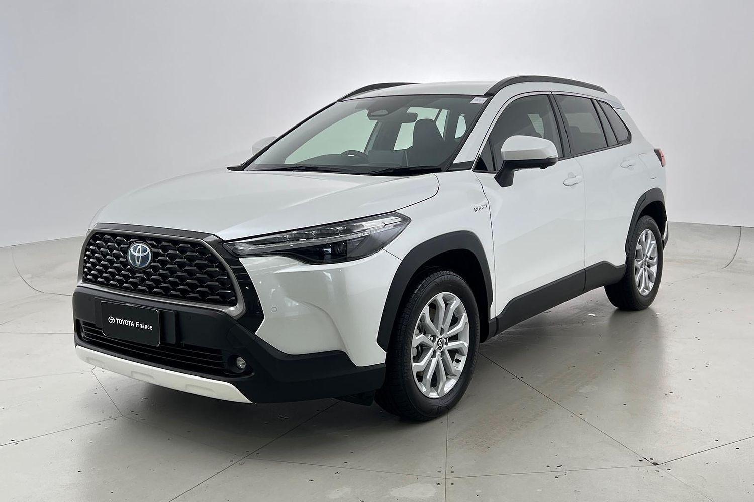 2022 Toyota Corolla Cross GXL in White