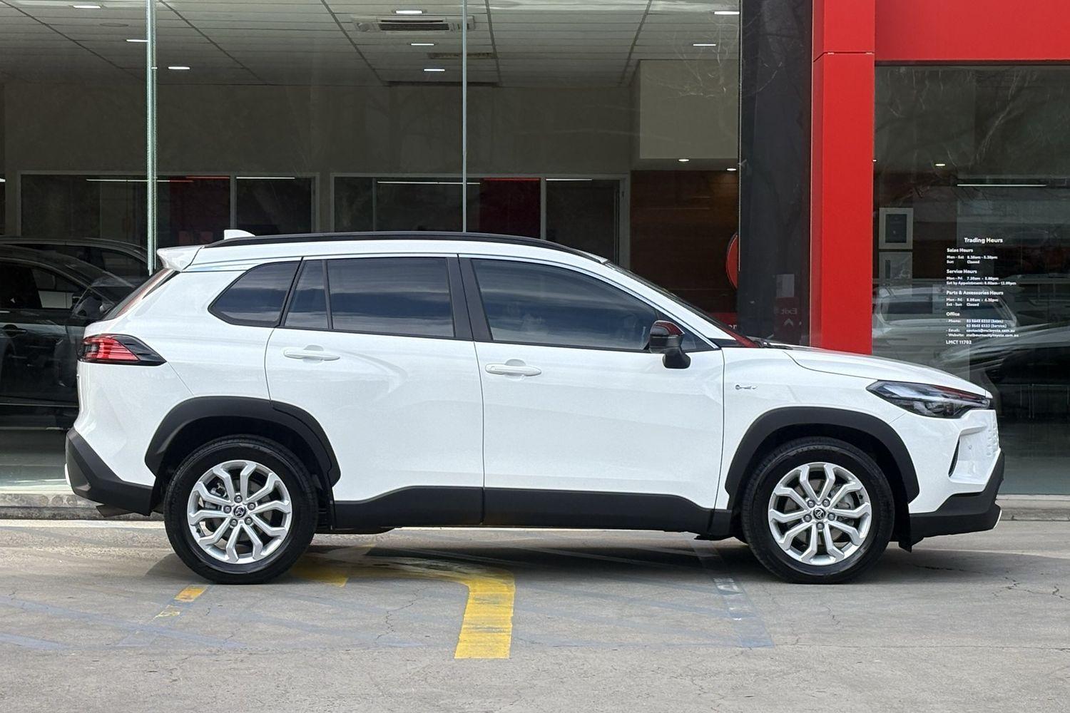 2025 Toyota Corolla Cross GXL in White