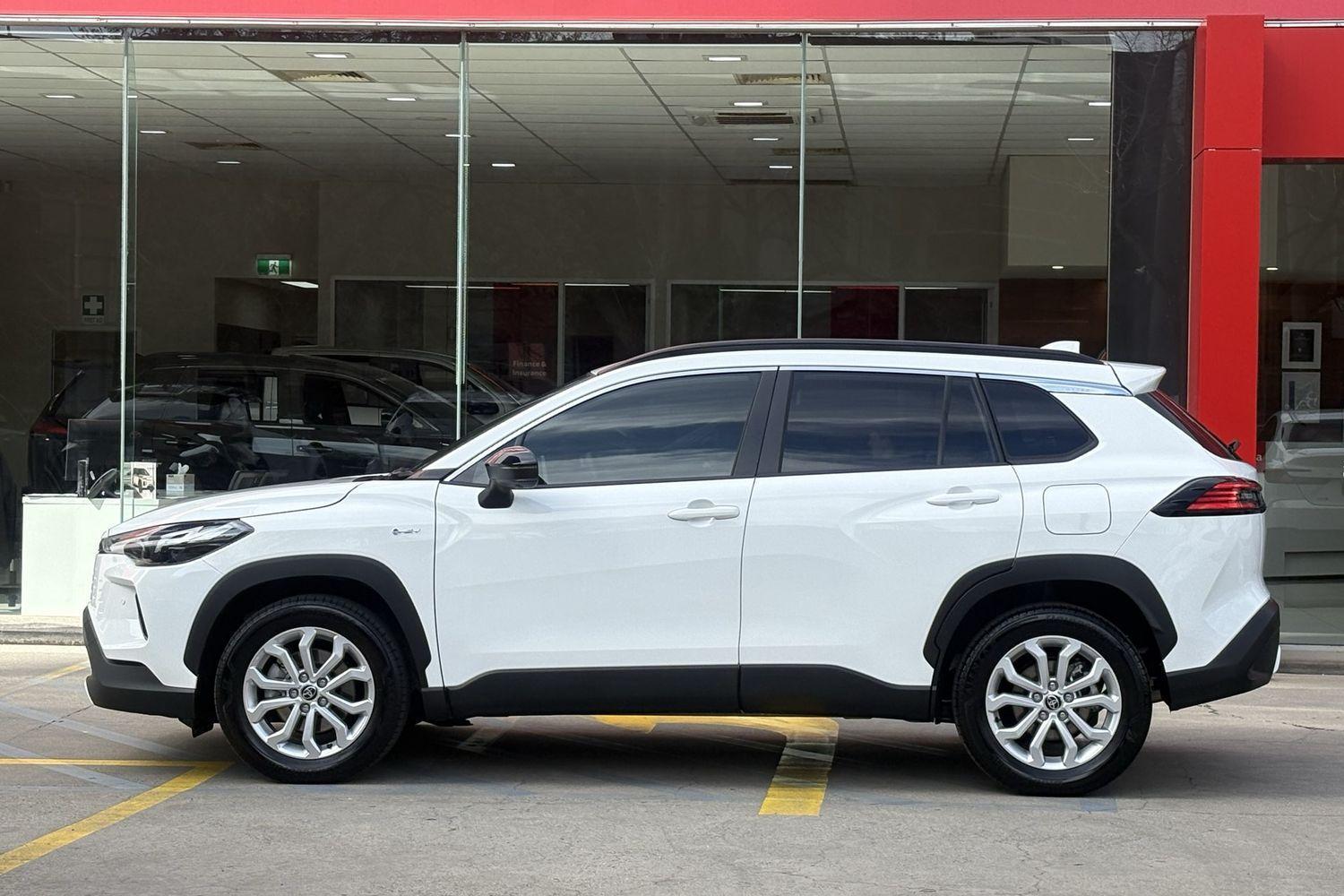 2025 Toyota Corolla Cross GXL in White
