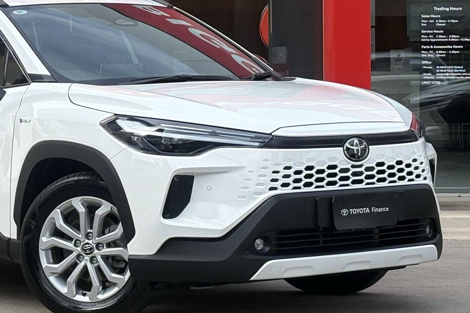 2025 Toyota Corolla Cross GXL in White