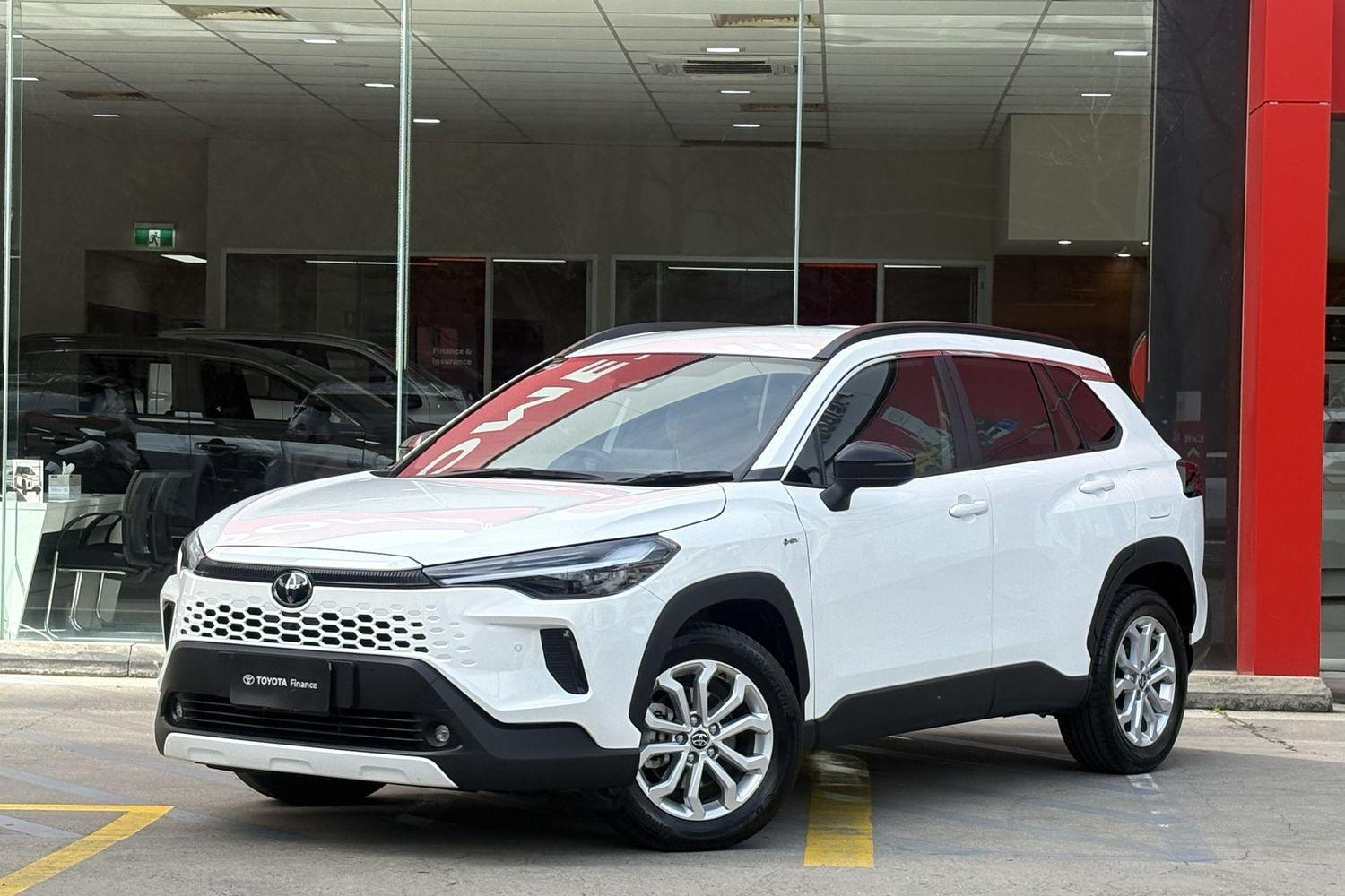 2025 Toyota Corolla Cross GXL in White