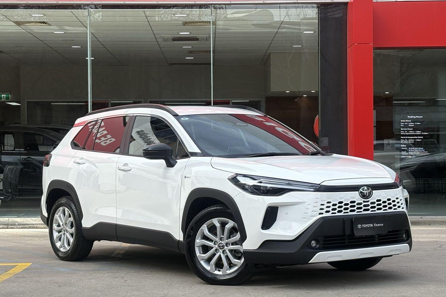 2025 Toyota Corolla Cross GXL in White