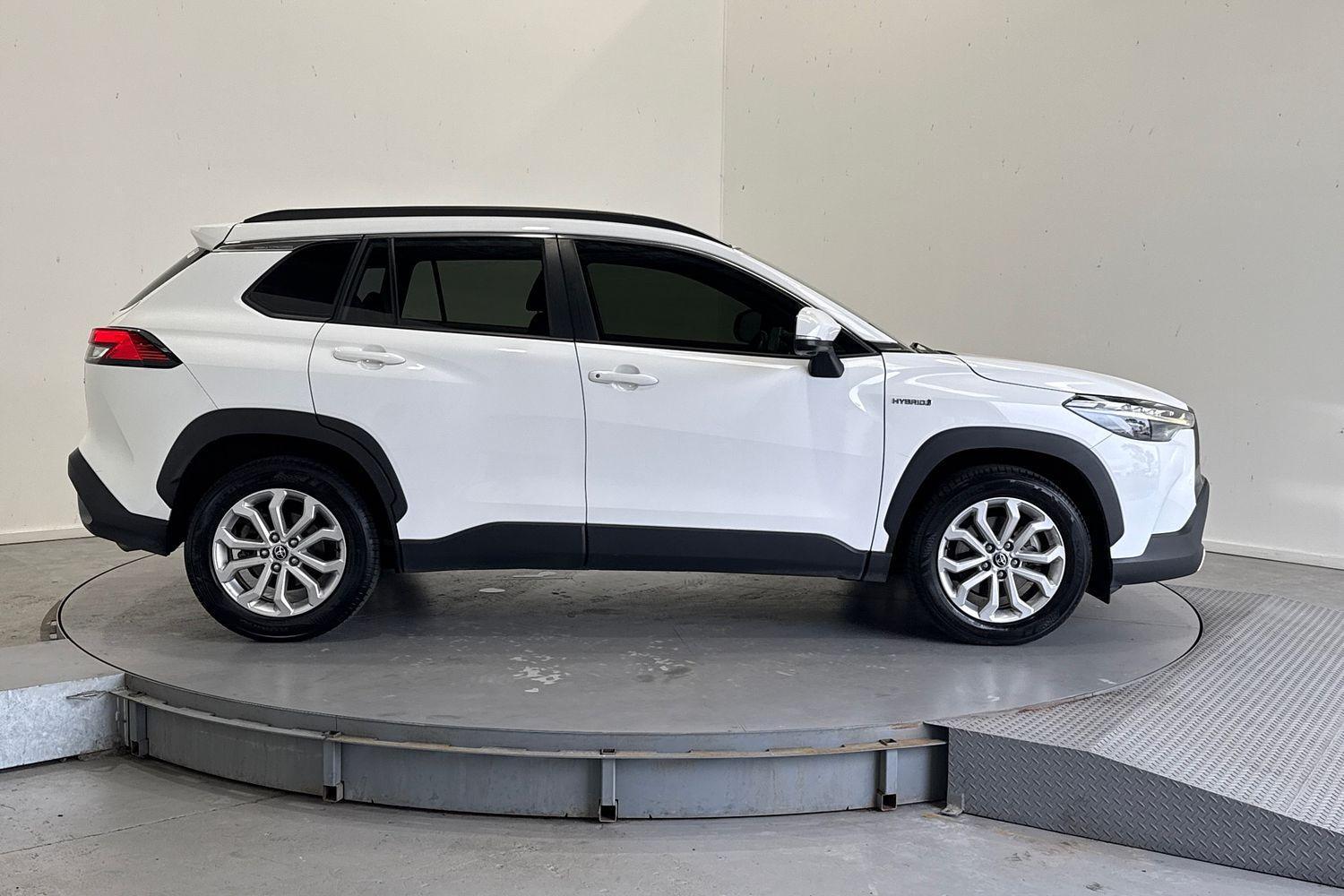 2022 Toyota Corolla Cross GXL in White