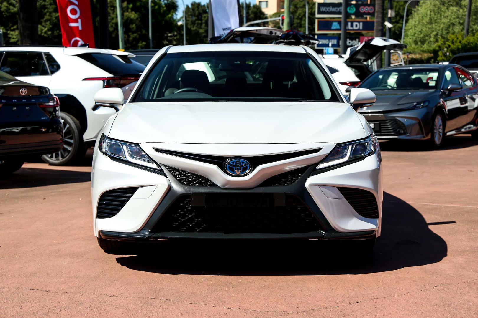 2020 Toyota Camry Ascent Sport in White