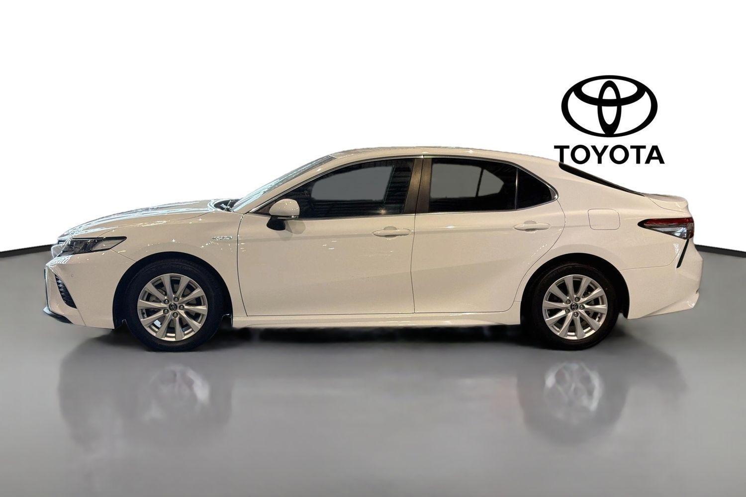 2018 Toyota Camry Ascent Sport in White