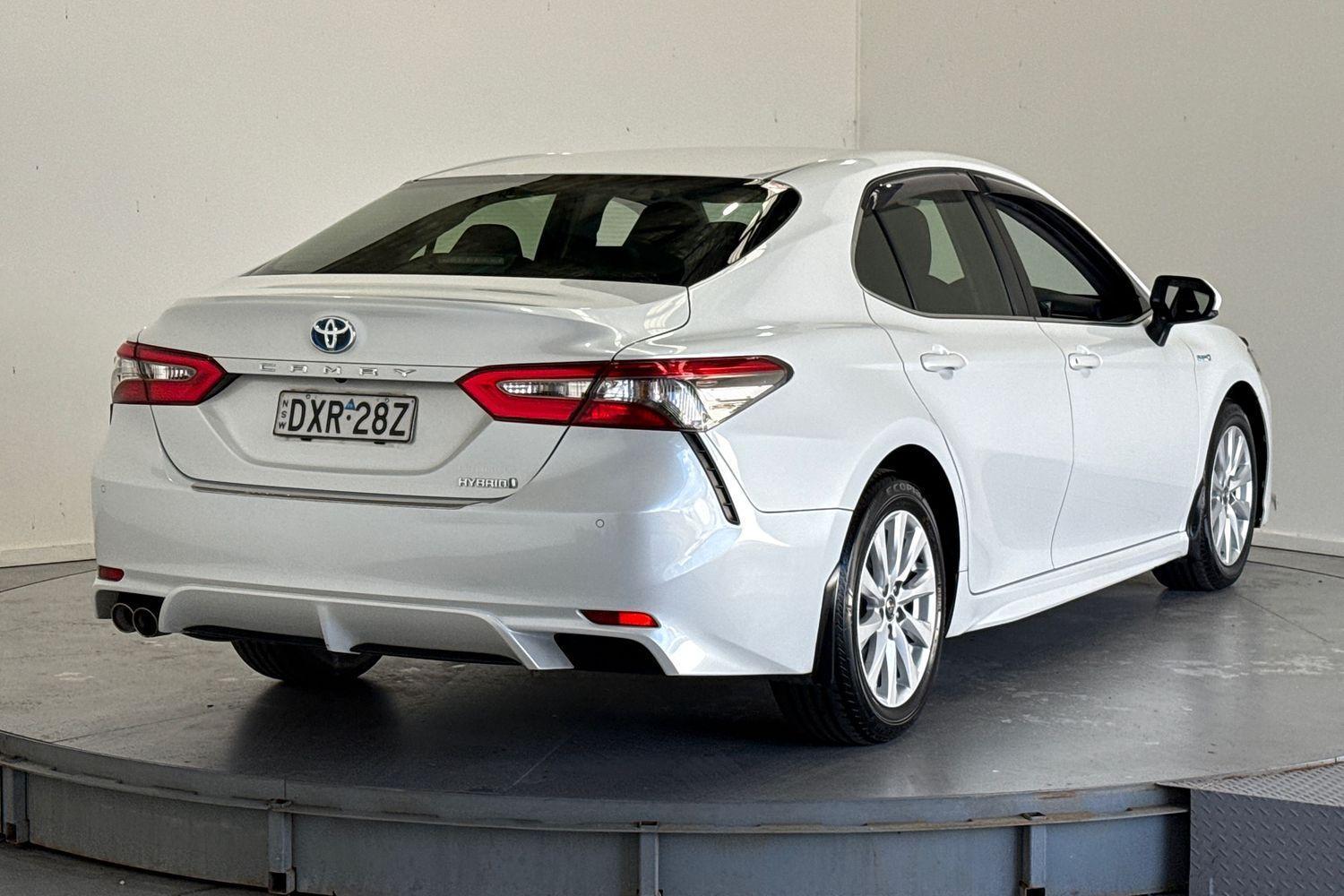 2018 Toyota Camry Ascent Sport in White