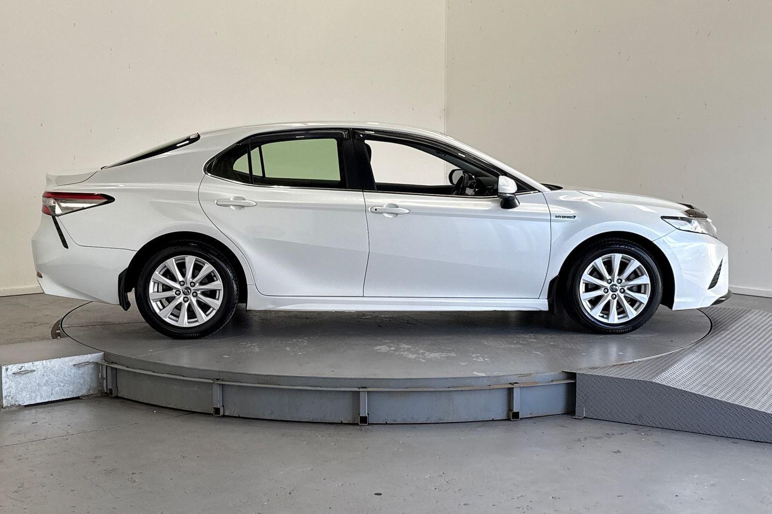 2018 Toyota Camry Ascent Sport in White