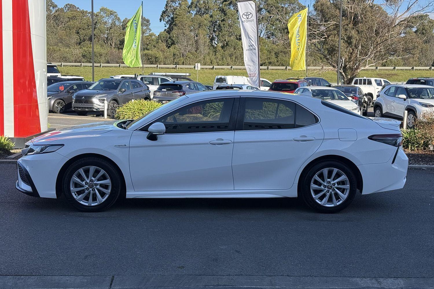 2021 Toyota Camry Ascent Sport in White