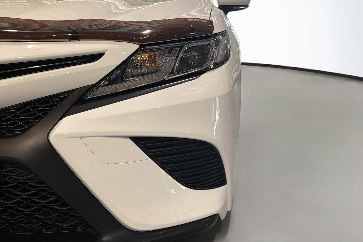 2019 Toyota Camry Ascent Sport in White