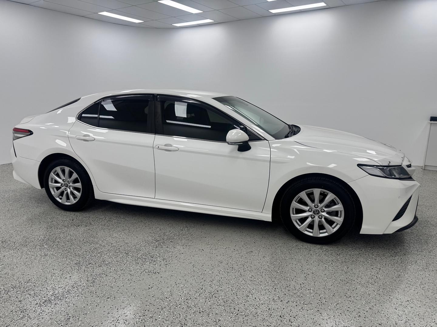 2019 Toyota Camry Ascent Sport in White