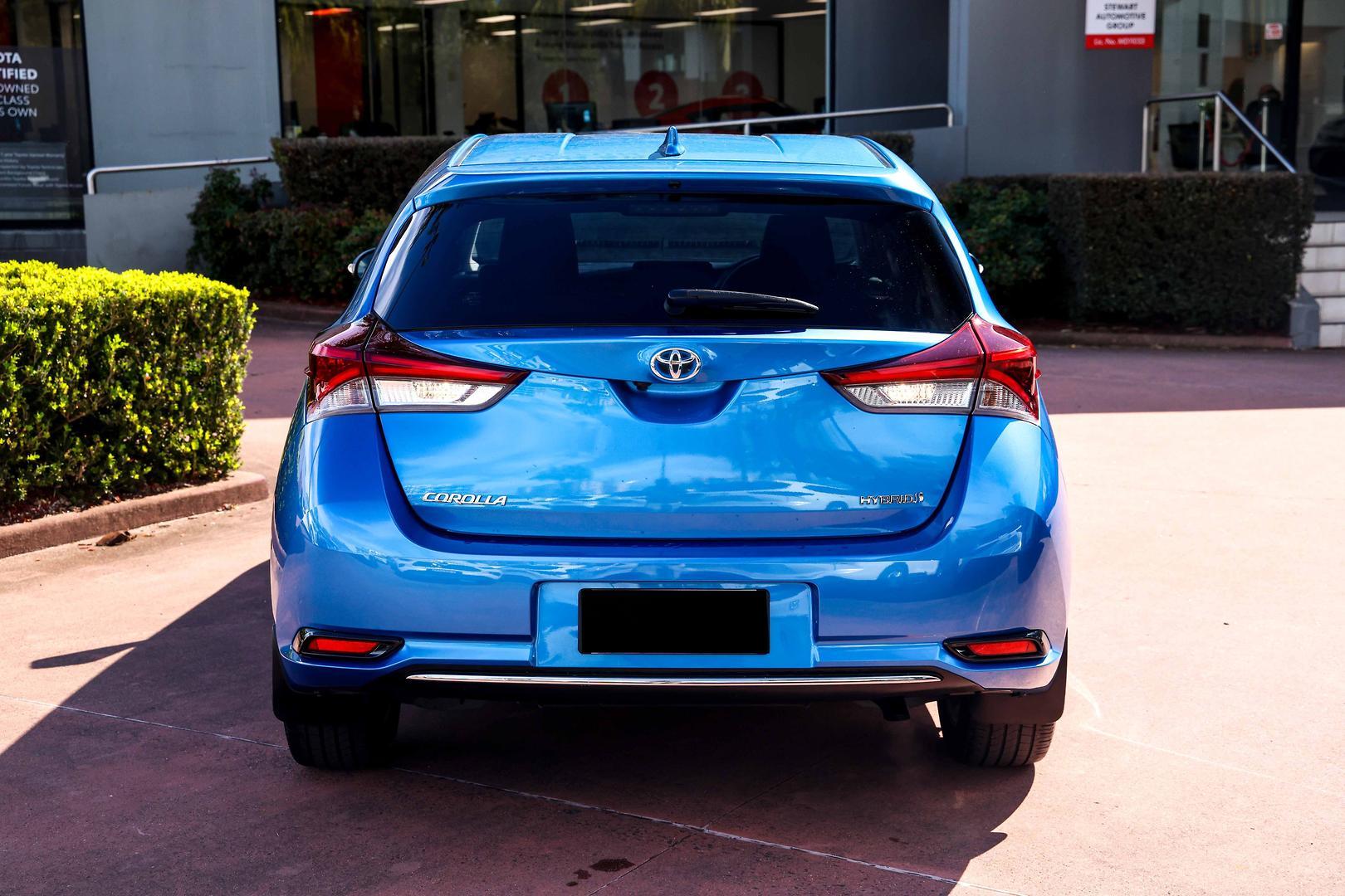 2016 Toyota Corolla Hybrid in Blue
