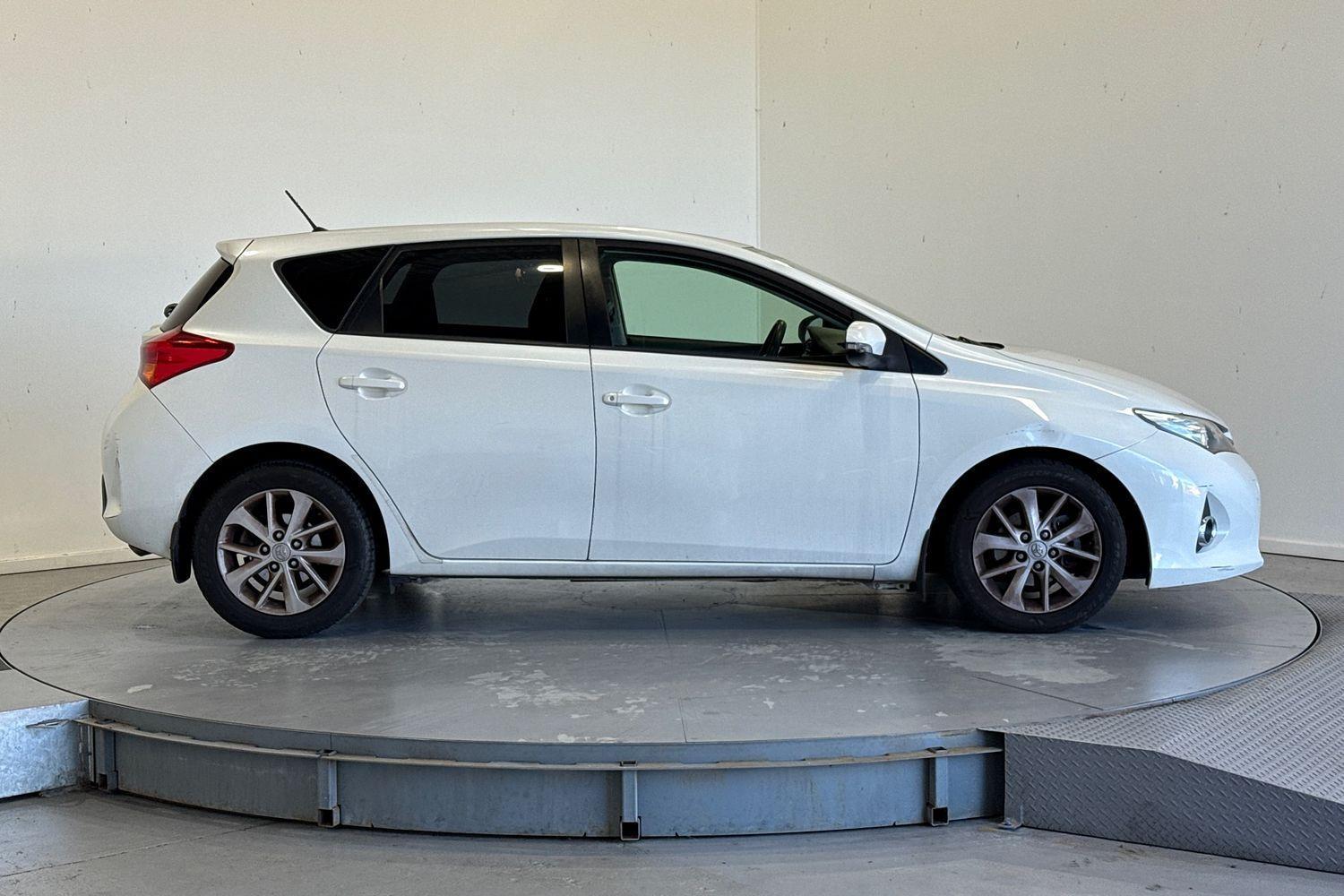 2013 Toyota Corolla Ascent Sport in White