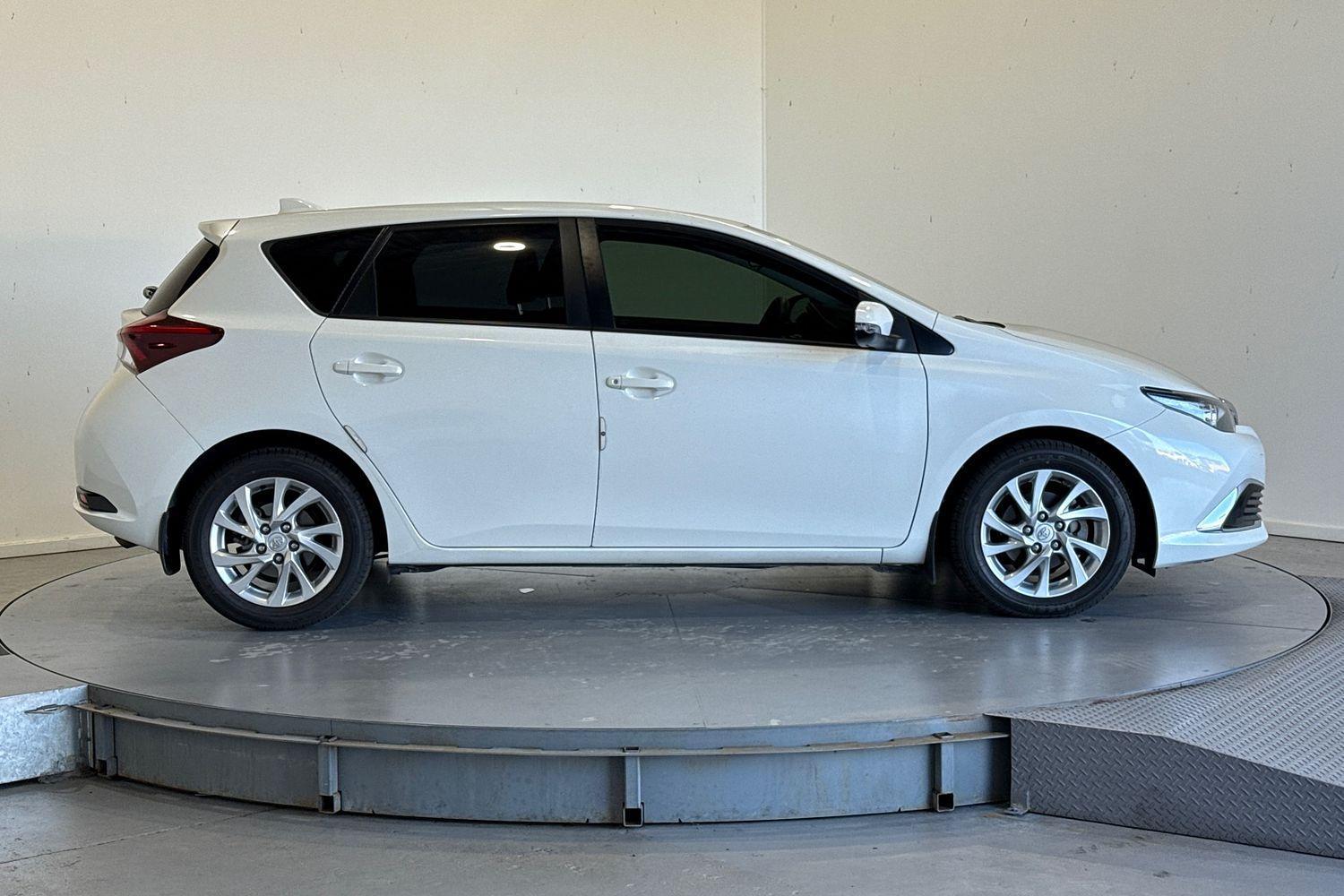 2016 Toyota Corolla Ascent Sport in White