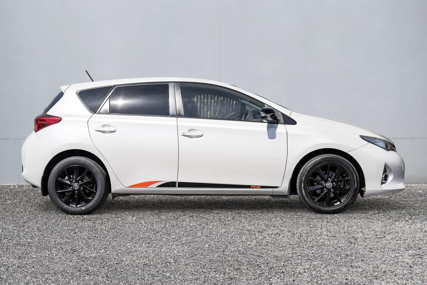 2014 Toyota Corolla SE in White