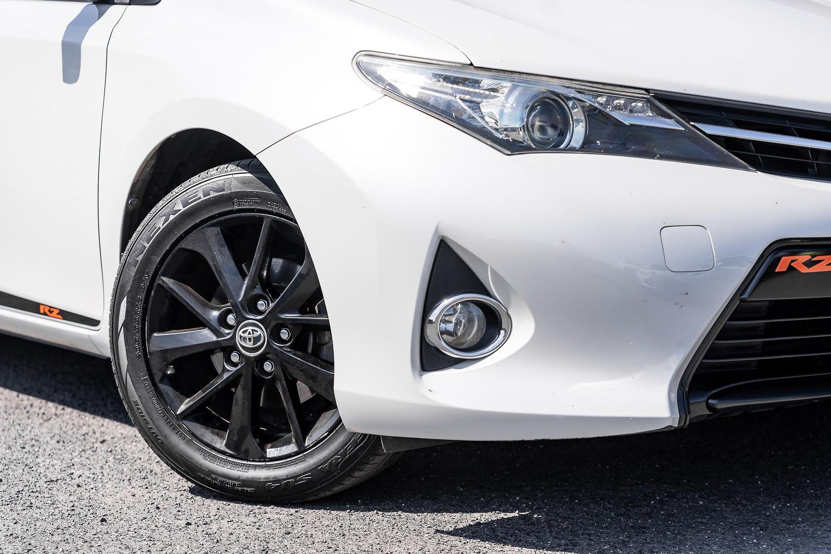 2014 Toyota Corolla SE in White