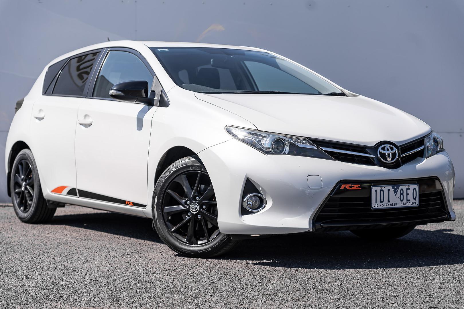 2014 Toyota Corolla SE in White