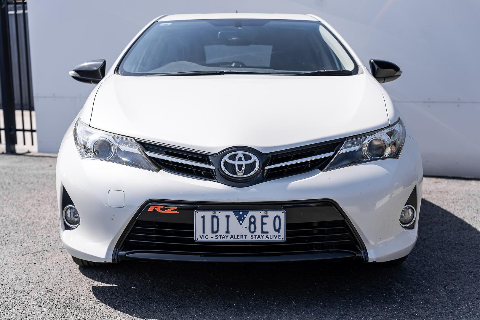 2014 Toyota Corolla SE in White