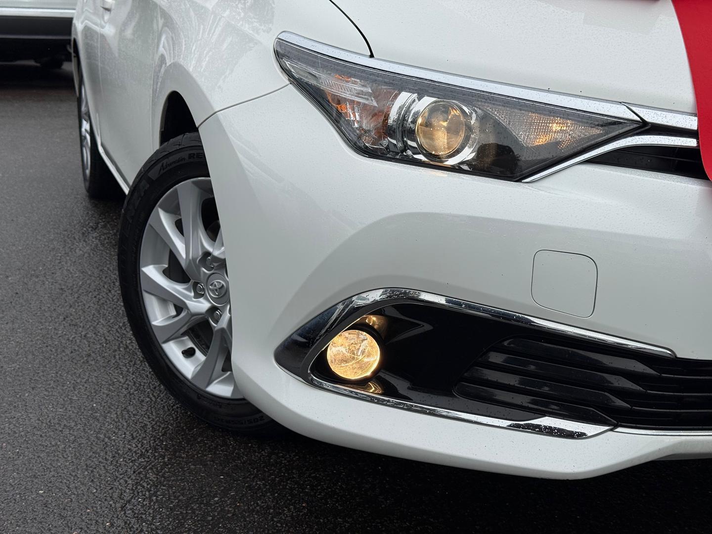 2018 Toyota Corolla Ascent Sport in White