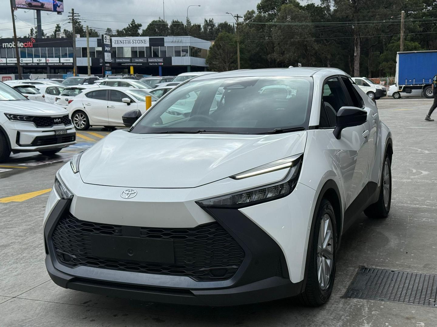 2024 Toyota C-HR GXL-2WD in White