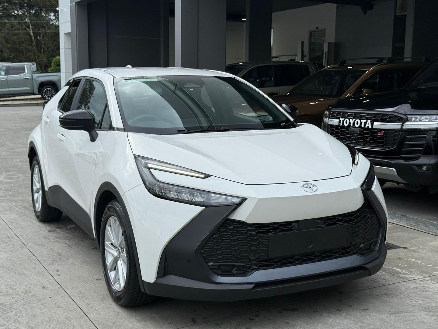 2024 Toyota C-HR GXL-2WD in White