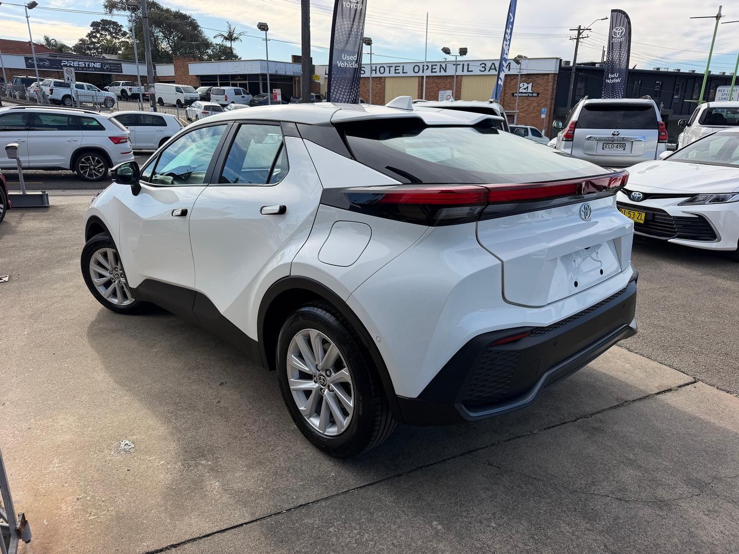 2024 Toyota C-HR GXL-2WD in White