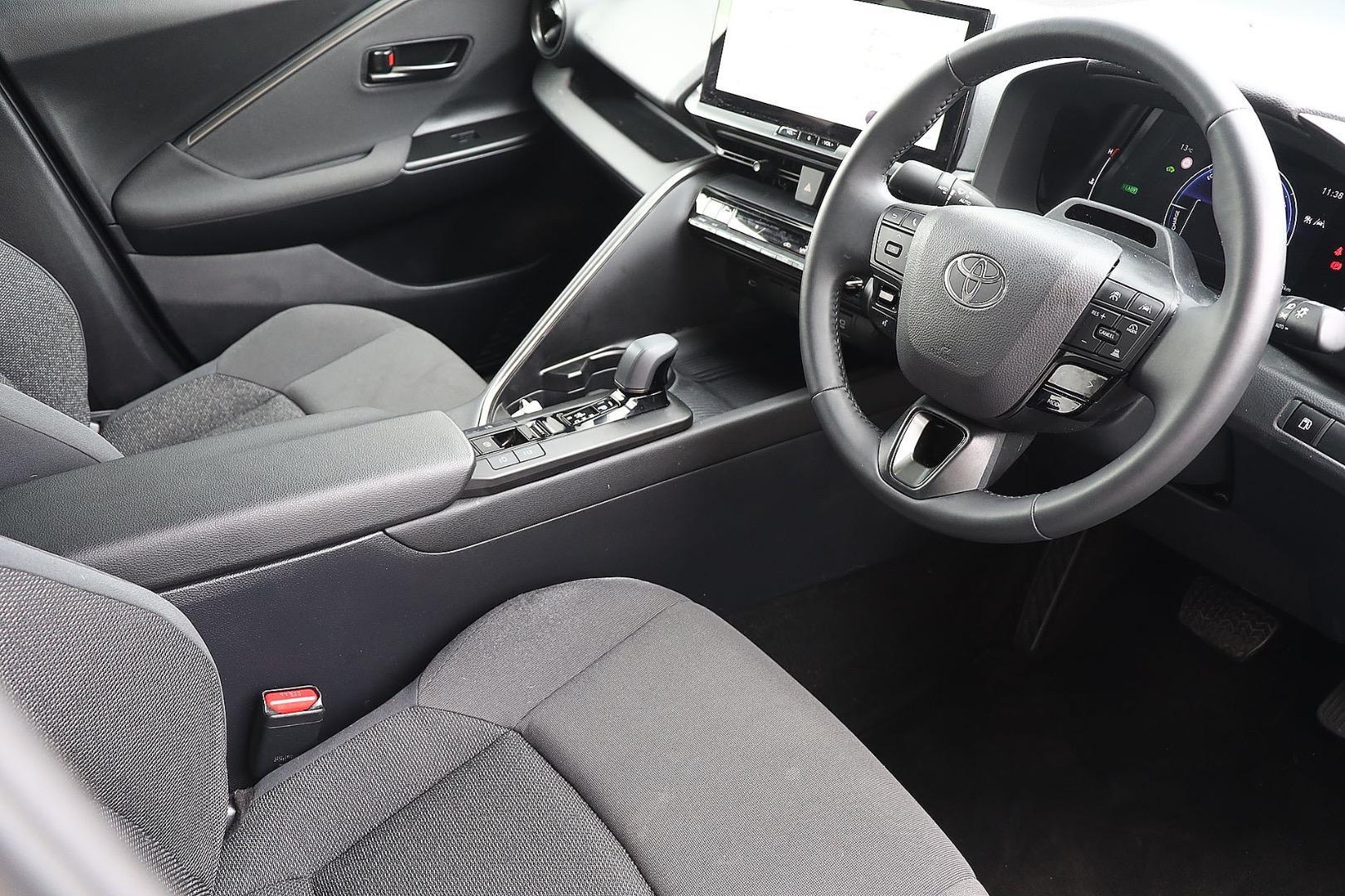 2025 Toyota C-HR GXL-2WD in White