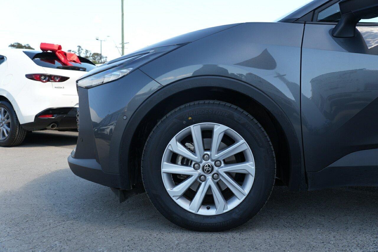 2024 Toyota C-HR GXL-2WD in Silver