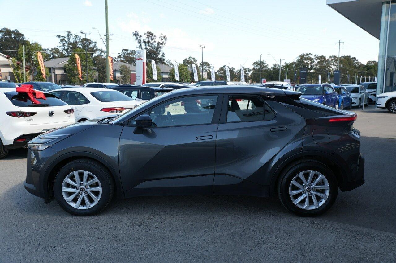 2024 Toyota C-HR GXL-2WD in Silver