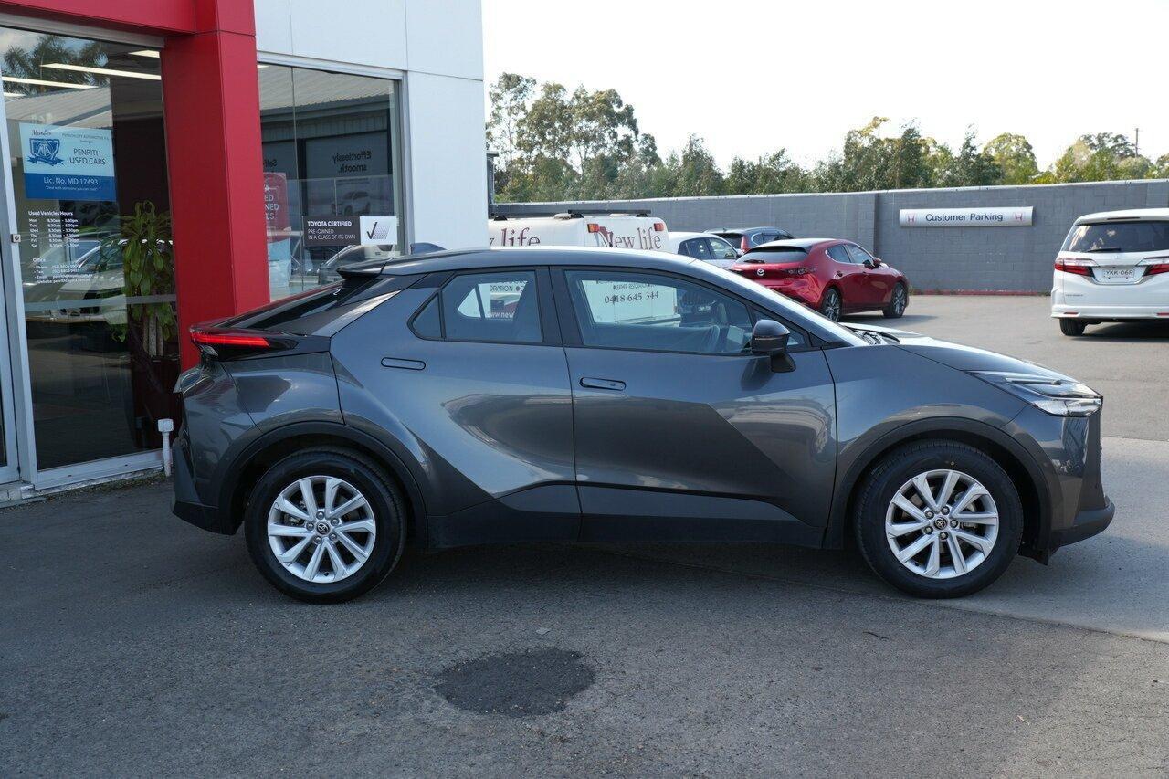 2024 Toyota C-HR GXL-2WD in Silver