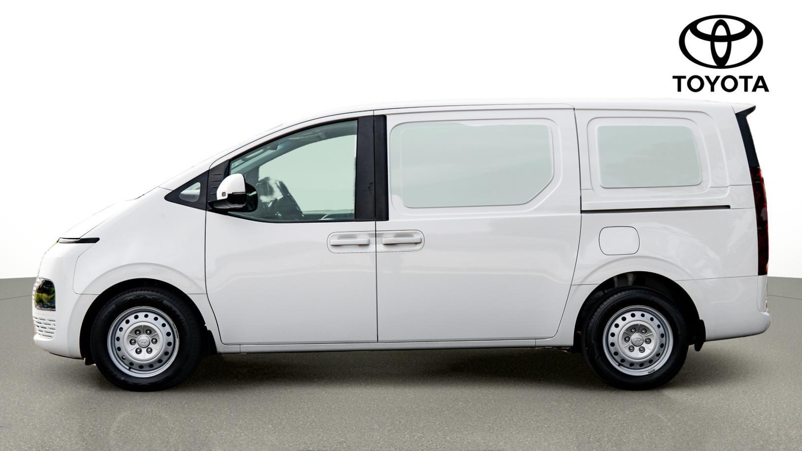 2022 Hyundai STARIA LOAD Base in Hino Standard White