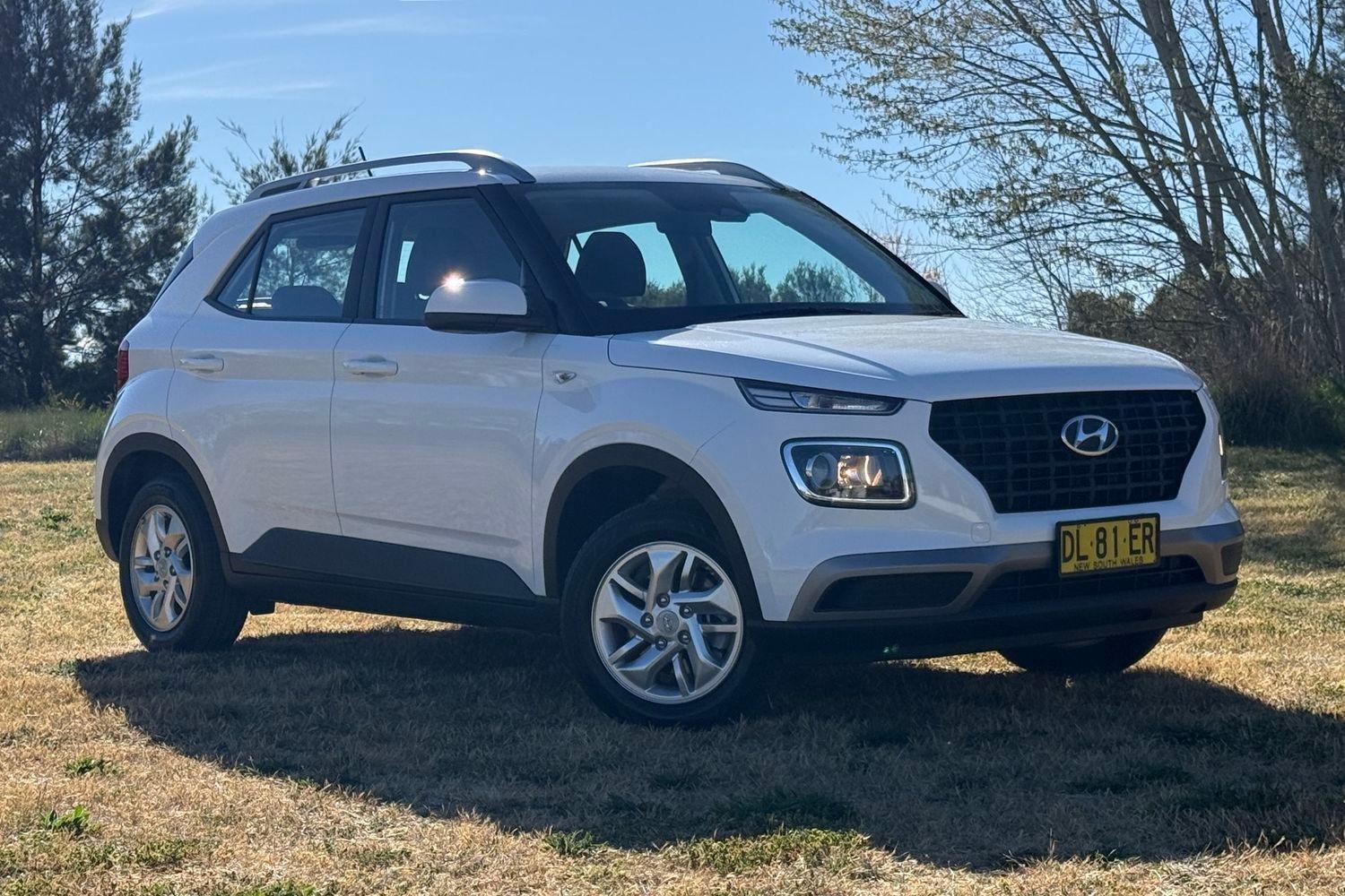 2024 Hyundai Venue Base in Atlas White