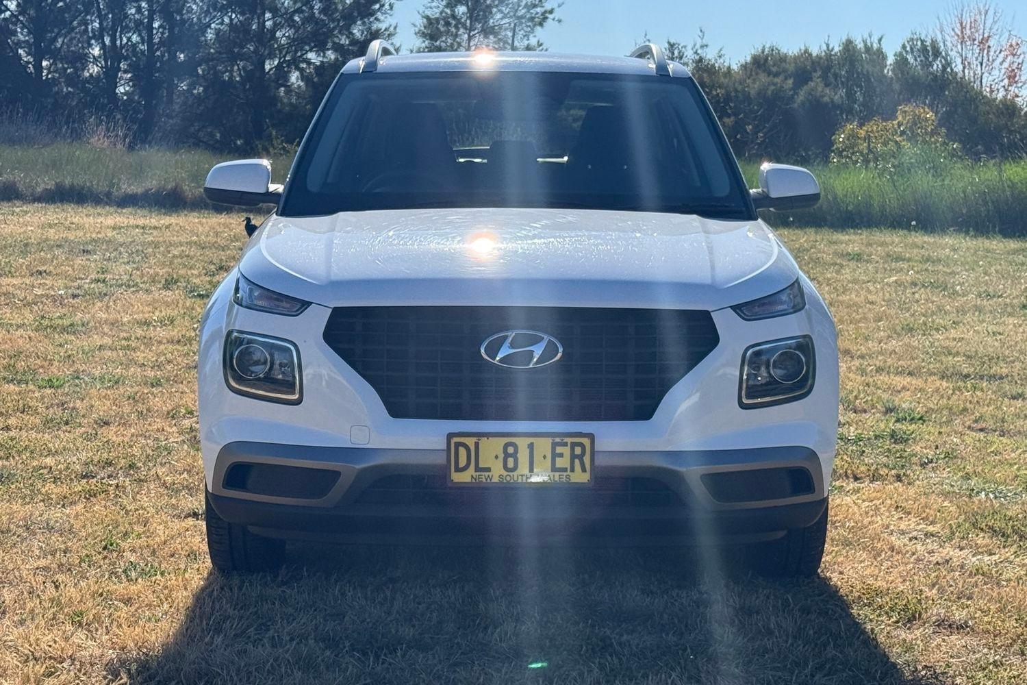 2024 Hyundai Venue Base in Atlas White
