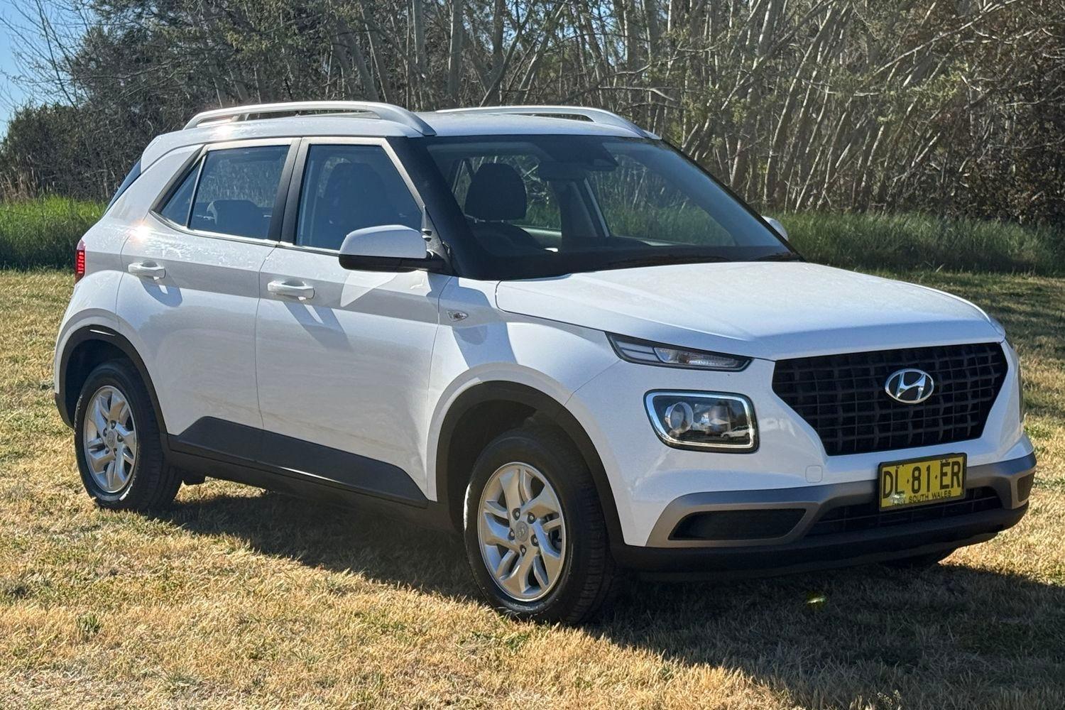 2024 Hyundai Venue Base in Atlas White